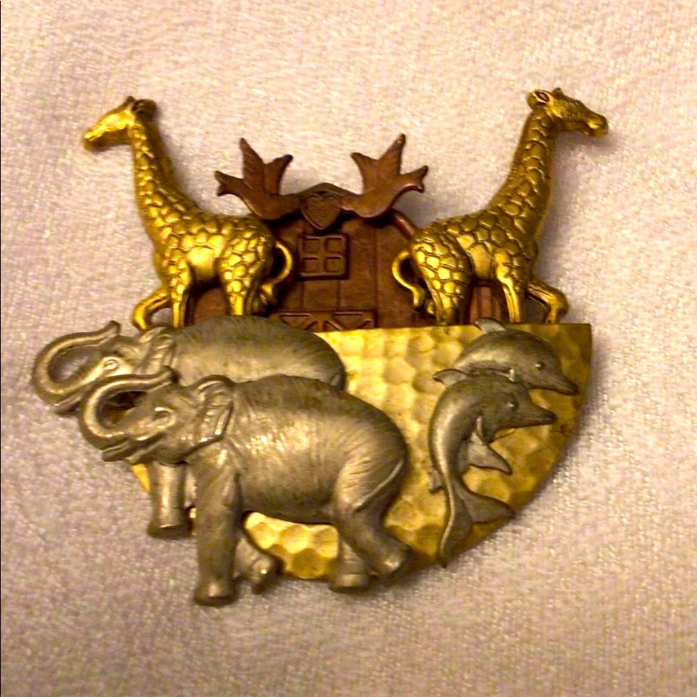 Vintage. Noel’s Arc. Gold Tones Brooch.